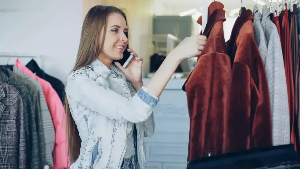Paleta kolorów ubrań na wieszakach