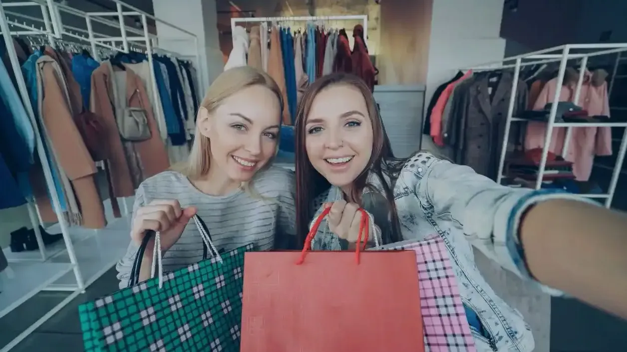 Pracownica pakująca zamówienie